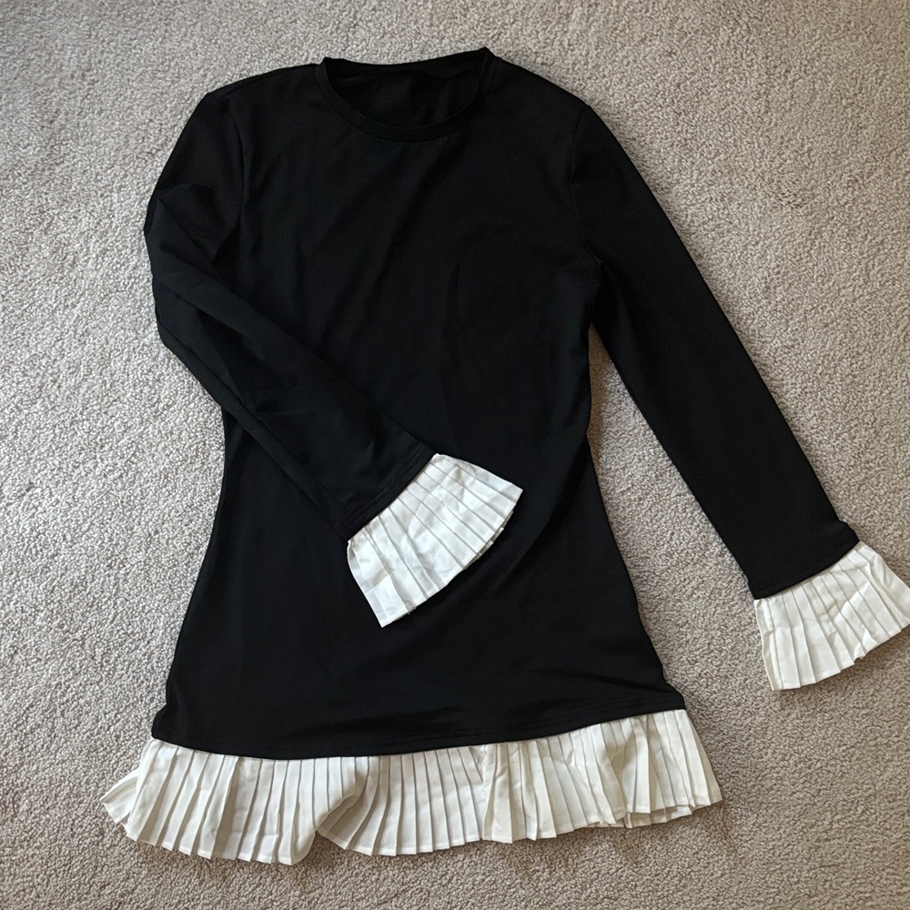 Elegant Black and White Pleated Dress - Picture 2 of 4